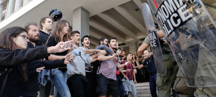 Θεσσαλονίκη: Αστυνομικοί απέναντι στους διαδηλωτές κατά των πλειστηριασμών (εικόνα & βίντεο)